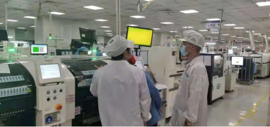 菲尼特总经理戴勇军（右1）参观锐捷研发生产基地